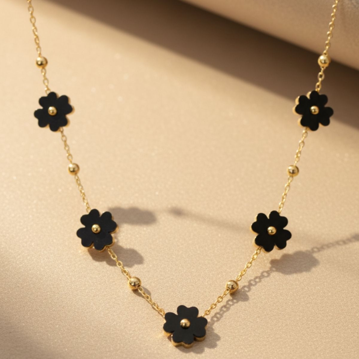 Siyah Sedefli Papatyalar