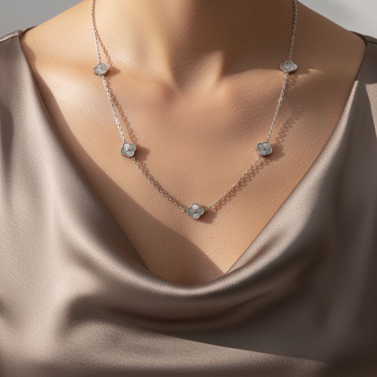 Çift Taraflı Yonca Kolye