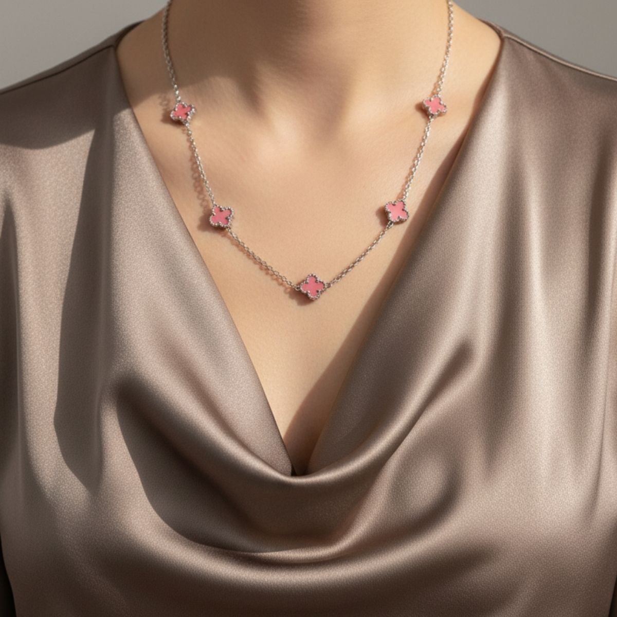 Çift Taraflı Yonca Kolye