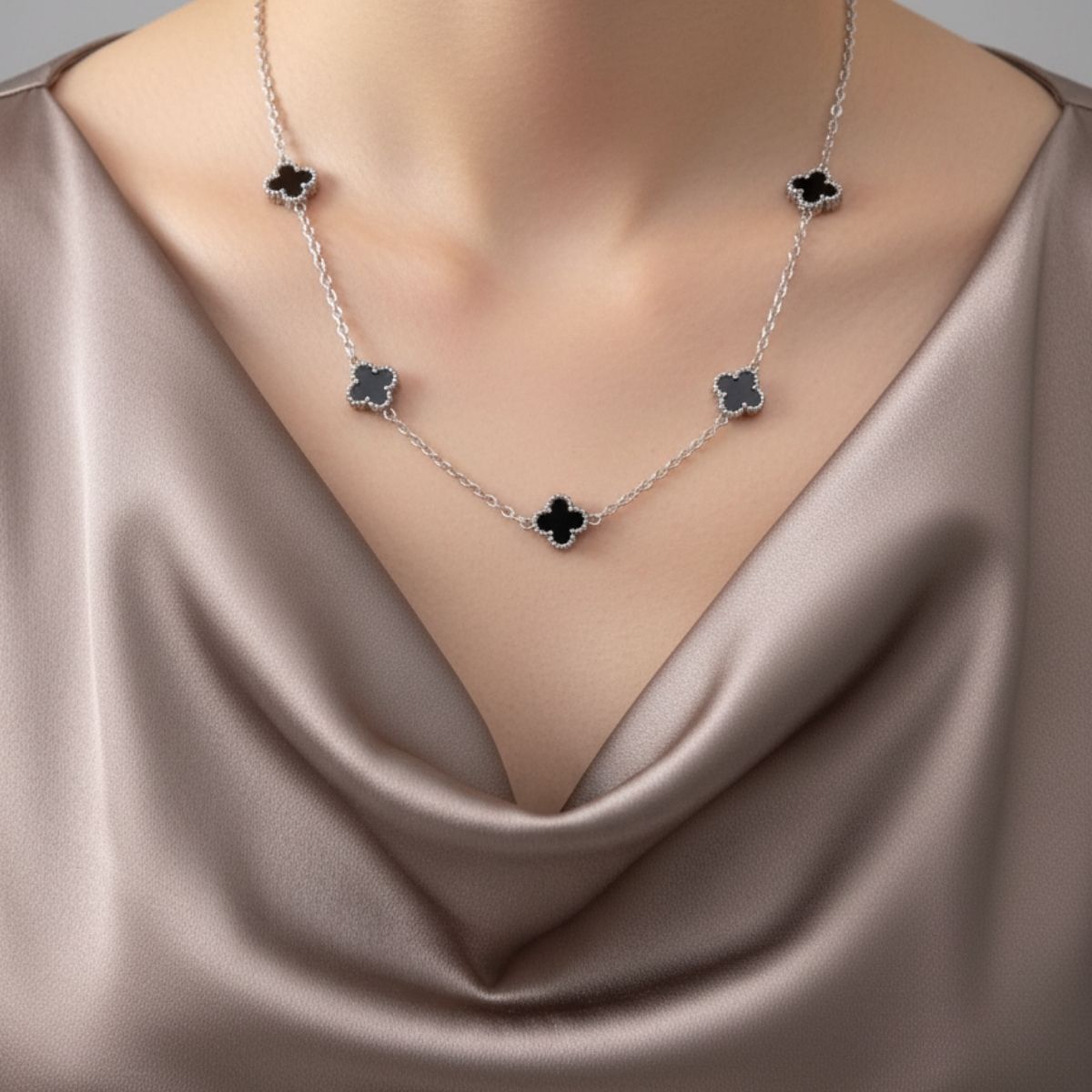 Çift Taraflı Yonca Kolye