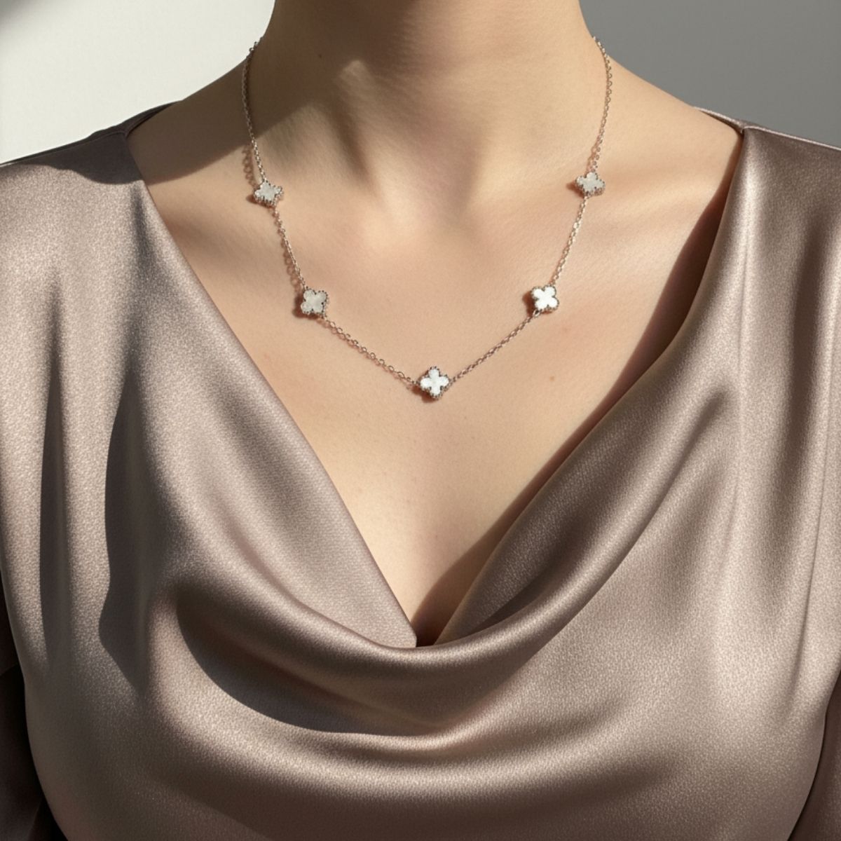 Çift Taraflı Yonca Kolye