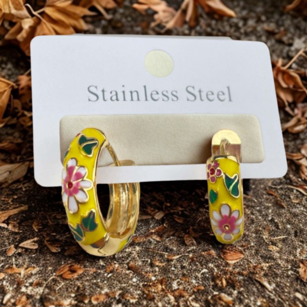 Sarı Mineli Çiçek Desen Halka Küpe